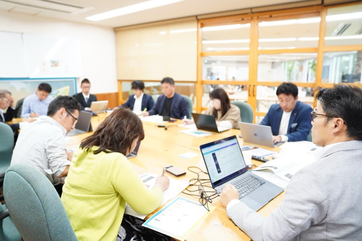 テーブルを囲んでワークに取り組む参加者の様子